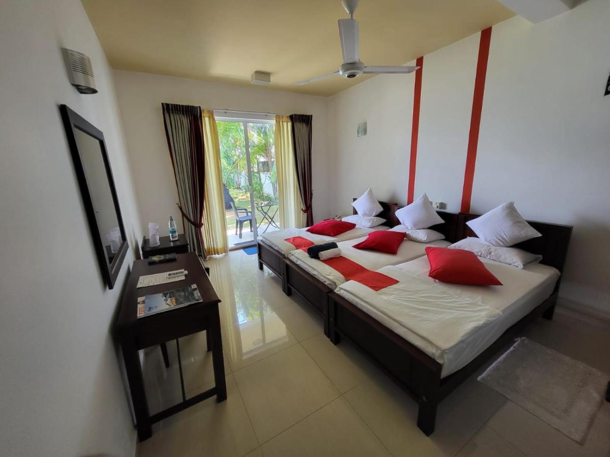 Rainbow Lagoon Resort Negombo Exterior foto